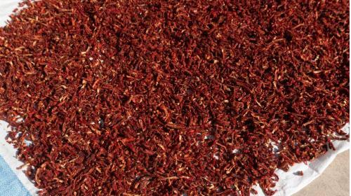 GÜNEŞTE KURUTULMUŞ TUZLU DOMATES ŞERİT KESİM