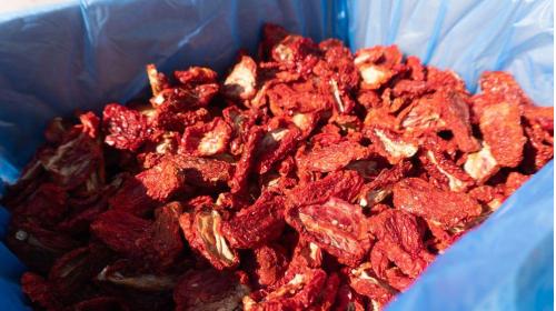 GÜNEŞTE KURUTULMUŞ TUZLU DOMATES HALVE KESİM