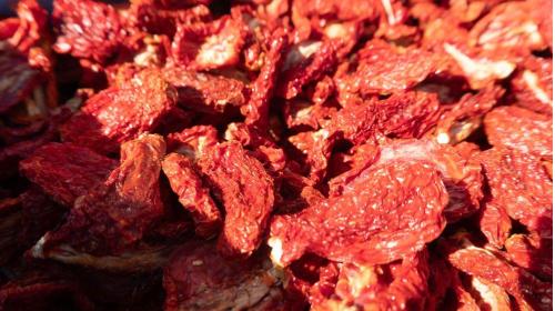 GÜNEŞTE KURUTULMUŞ TUZLU DOMATES HALVE KESİM