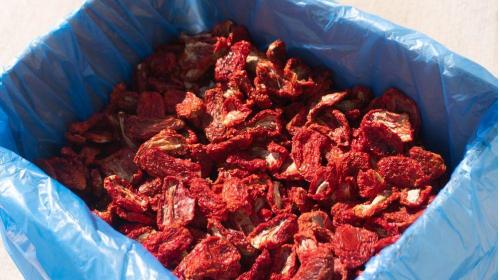 GÜNEŞTE KURUTULMUŞ TUZLU DOMATES HALVE KESİM