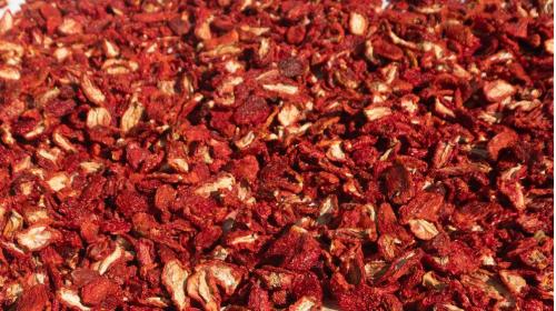 GÜNEŞTE KURUTULMUŞ TUZLU DOMATES HALVE KESİM